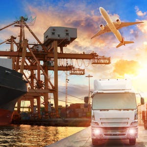 Könnte beinhalten: Eine kommerzielle Transportszene mit einem weißen Sattelzug, einem Frachtschiff und einem Flugzeug im Flug. Das Bild zeigt einen Hafen mit Kränen, Containern und einem Sonnenuntergangshimmel, der globale Logistik und Handel symbolisiert.
