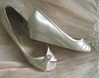 wide width wedding shoes wedges