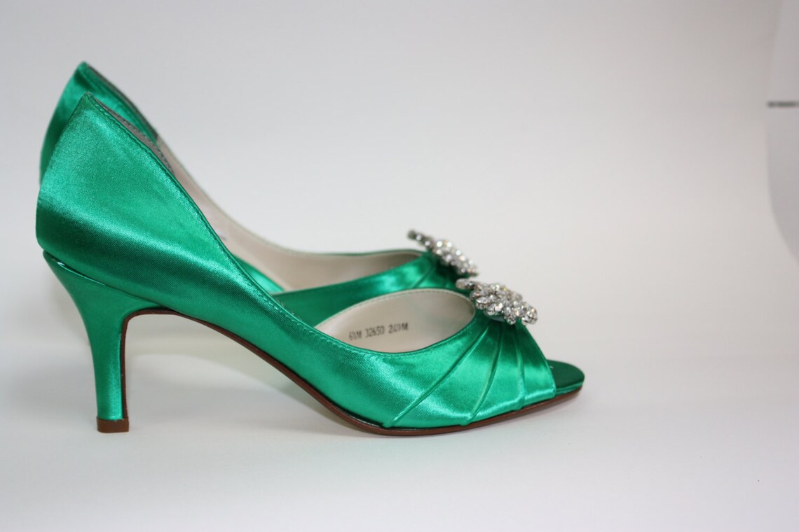 emerald green dress black shoes