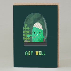 Puede incluir: Una tarjeta de felicitación con un fondo verde oscuro y una ilustración de dibujos animados. La ilustración presenta un personaje de cactus verde dentro de un terrario de vidrio, con una venda y sosteniendo un termómetro. Las palabras "GET WELL" están impresas en verde y amarillo.