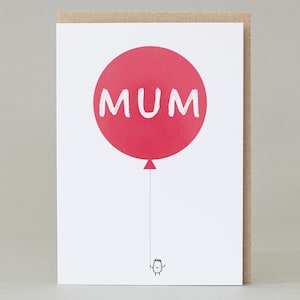 Puede incluir: Una tarjeta de felicitación con un globo rojo que tiene la palabra "MUM" en blanco. El globo está unido a una pequeña figura de dibujos animados. La tarjeta tiene un fondo blanco y un borde marrón.