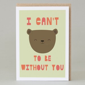 Puede incluir: Tarjeta de felicitación con una ilustración de oso marrón sobre un fondo verde claro. El texto "I CAN'T TO BE WITHOUT YOU" está en letras naranjas y rojas. La tarjeta está enmarcada en blanco con un borde marrón.