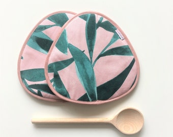 kitchen potholders - foodie gift idea - tropical potholders - green pink kitchen trivets - mothers day gift - housewarming gift