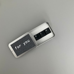 Aimant de réfrigérateur pour clavier recyclé - message cadeau boîte en fer blanc - initiales BLM