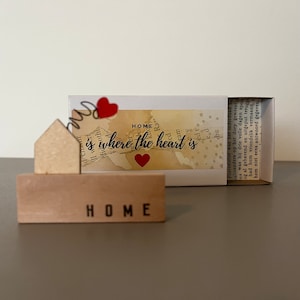 luciferdoosje cadeaubon - minimaal houten huisvorm plankdecor met hart - thuis is waar het hart is - nieuw huiscadeau - housewarming cadeau idee