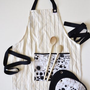 kitchenwear for her kitchen gift set kitchen apron and potholders set in black and white circles print foodie gift image 3