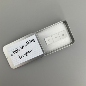 Cadeau lettre clavier - Aimant pour réfrigérateur réutilisé - Message boîte en fer blanc