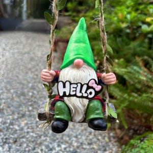 Swinging Gnome with &#39;Hello&#39; Sign - Garden Decor, Outdoor Hanging Ornament for Yard, Patio, Home - Garden Gnomes Gifts Birthday Gnomes