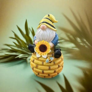 Garden Gnome Sculptures Sunflower Bee Gnome Yard Garden Decor,Patio Porch Lawn Garden Ornament,Gnomes Gifts Sunflower Gifts Birthday