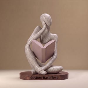 Escultura em arenito de um pensador com um livro – Ideal para decoração de casa ou escritório, enfeite de mesa.