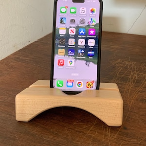 Wooden iPhone stand is acoustic amplifier and speakerphone