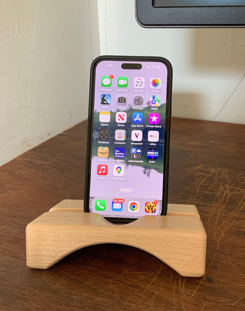 Wooden iPhone stand is acoustic amplifier and speakerphone