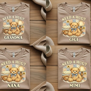 Peut inclure: T-shirts beiges avec un motif d'ours en peluche. Chaque t-shirt porte l'inscription "Need a Hug ?" et "Call" suivie de "Grandma", "Gigi", "Nana" ou "Mimi". L'ours en peluche a un nœud bleu.