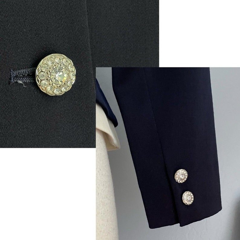 K&ouml;nnte beinhalten: Ein marineblauer Blazer mit goldfarbenen Kn&ouml;pfen. Die Kn&ouml;pfe sind mit klaren Strasssteinen verziert.