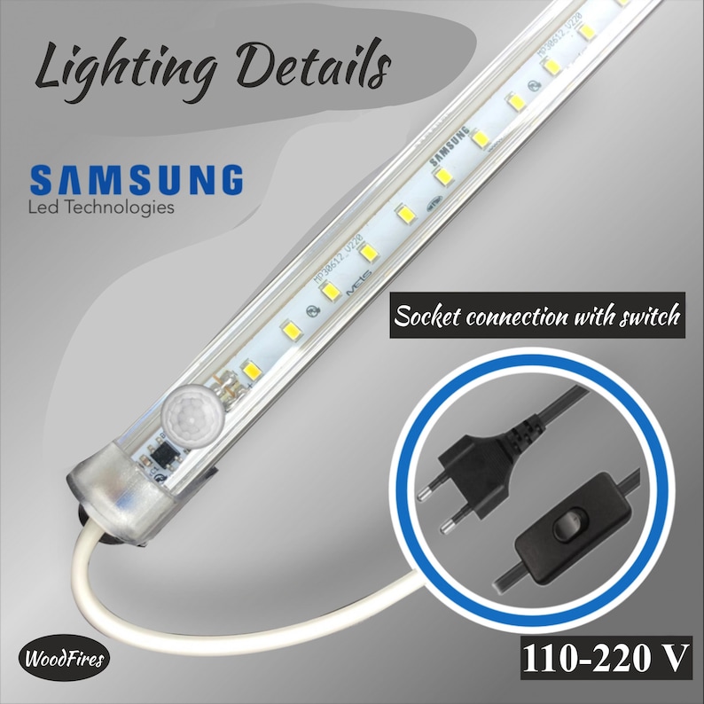 Peut inclure: Gros plan sur une bande lumineuse LED Samsung avec le texte "Lighting Details". La bande lumineuse argent&eacute;e comporte de petites lumi&egrave;res jaunes. L'image montre &eacute;galement une connexion de prise avec un interrupteur et la plage de tension de 110-220 V.