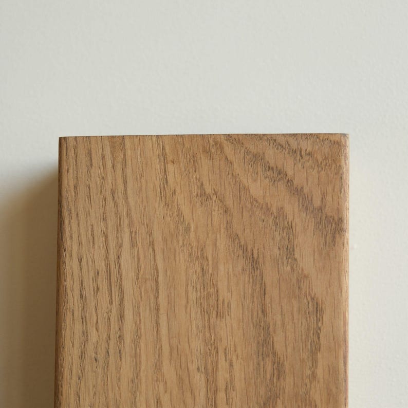 Op de afbeelding: Een close-up van een lichtbruin houten plank met een natuurlijk houtnerfpatroon.