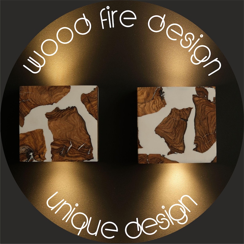 Peut inclure: Deux &oelig;uvres d'art carr&eacute;es en bois au design unique. Les pi&egrave;ces pr&eacute;sentent une combinaison de bois brun et de r&eacute;sine blanche. Le texte "wood fire design" et "unique design" est en &eacute;criture blanche autour des pi&egrave;ces.