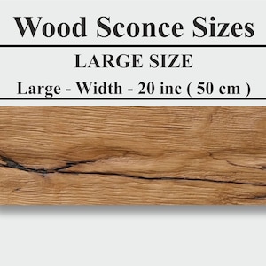 Peut inclure: Un grand support mural en bois de forme rectangulaire, avec un motif de grain de bois naturel. Il mesure 50 cm de large et 10 cm de haut. Le texte indique "Wood Sconce Sizes" et "LARGE SIZE".