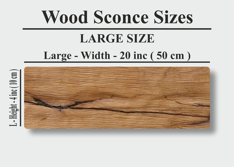Peut inclure: Un grand support mural en bois de forme rectangulaire, avec un motif de grain de bois naturel. Il mesure 50 cm de large et 10 cm de haut. Le texte indique "Wood Sconce Sizes" et "LARGE SIZE".