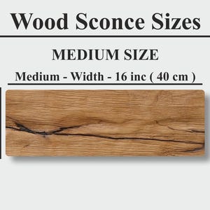 Peut inclure: Un appliques en bois de taille moyenne avec les dimensions affich&eacute;es. Le texte indique "Wood Sconce Sizes" et "MEDIUM SIZE". L'applique mesure 40 cm de large et 10 cm de haut, avec un grain de bois naturel.