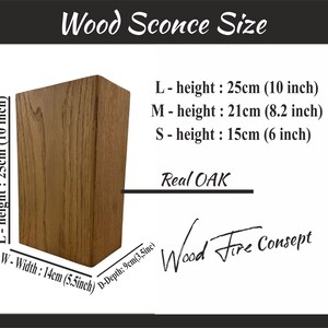 Op de afbeelding: Een houten wandlamp in drie maten: Groot (25 cm), Medium (21 cm) en Klein (15 cm). De lamp is gemaakt van echt eikenhout en is 14 cm breed en 9 cm diep. De afbeelding bevat de tekst "Wood Sconce Size" en "Wood Fire Consept".
