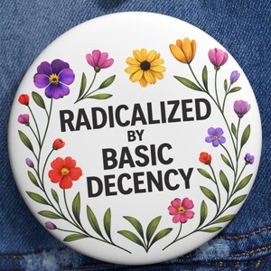 Kwiatowa przypinka „Sprawiedliwość społeczna” | Odznaka „Radicalized by Basic Decency”