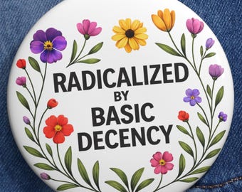 Floral soziale Gerechtigkeit Pin | Radikalisiert durch Basic Decency Badge