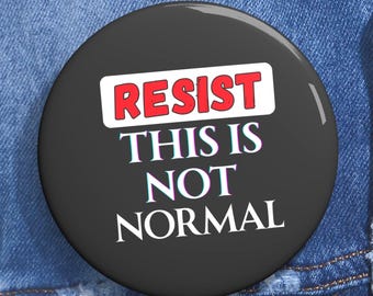 Sprzeciwiaj się temu, co nie jest normalne. Przycisk Pinback: Polityczny protest.