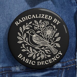 Kwiatowy znaczek z symbolem sprawiedliwości społecznej: Zradykalizowany przez podstawową przyzwoitość