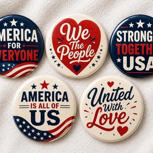 Puede incluir: Cinco chapas redondas con diseños patrióticos en rojo, blanco y azul. El texto incluye America For Everyone, We The People, Stronger Together USA, America Is All Of Us y United With Love, decorados con estrellas, corazones y banderas.