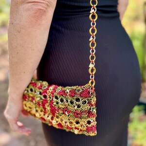 Crimson Crown Gold and Red Metal Ring Handbag – Chainmail Style Purse – Handmade Accessory – Durable & Elegant Gift