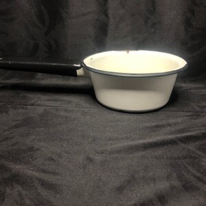 Gespikkelde witte porseleinen emaille sauspan