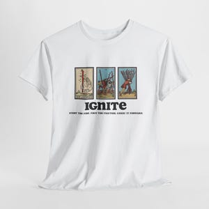 Maglietta con la carta dei Tarocchi Ignite / Maglietta grafica con la stesura di tre carte / Maglietta con i Tarocchi di Bastoni / Regalo energetico con il segno di fuoco / Maglietta spirituale unisex