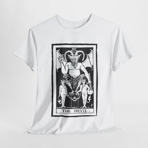 Camiseta de la carta del Tarot del Diablo / Camiseta con gráfico gótico y ocultista / Camiseta de estética oscura / Regalo de Tarot para amigos brujos / Camiseta de Tarot unisex vintage