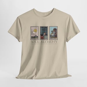 Camiseta com Cartas de Tarô Soul Alchemy | Camiseta com Estampa de Três Cartas | Camiseta Trabalho de Sombra e Cura | Presente de Crescimento Espiritual | Camiseta Esotérica Unissex