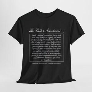 Könnte beinhalten: Schwarzes T-Shirt mit weißem Text, der "The Sixth Amendment" lautet, und dem Text des Sechsten Zusatzartikels zur Verfassung der Vereinigten Staaten.
