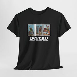 Verteidigen Sie Tarot-Karte T-Shirt | Drei Karten-Spread-Grafik-T-Stück | Wands Krieger Shirt | Spirituelle Stärke Geschenk | Unisex Okkultes T-Shirt