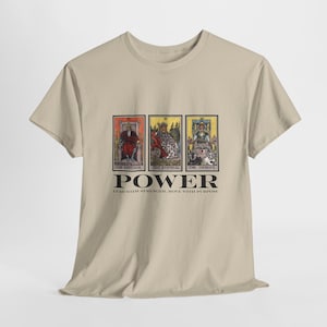 Macht Tarot T-Shirt | Drei Karten-Spread-Grafik-T-Stück | Kaiserin Streitwagen Shirt | Mystische Stärke Geschenk | Unisex Okkultes T-Shirt