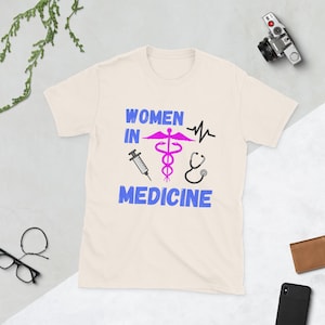 Maglietta &quot;Donne in Medicina&quot; / Regalo per operatrice sanitaria / Dottore, abbigliamento medico / Abbigliamento da infermiera per infermiera / Specializzanda, abbigliamento per studentessa di medicina