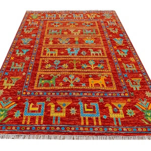 鮮やかな赤色のウシャク絨毯：部族の動物モチーフと幾何学模様のアクセントが特徴的な、手織りのモダンなアナトリアデザイン。折衷的なインテリアに最適です。