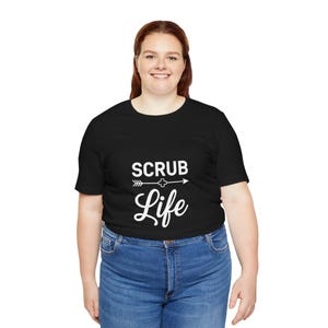 Camiseta Scrub Life / Enfermera con flecha médica
