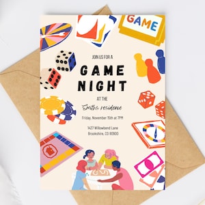 Pode incluir: Um convite para uma noite de jogos com ilustrações coloridas de dados, peças de jogo e cartas. O convite diz "Game Night" e inclui a data, hora e endereço do evento. O convite está em um fundo creme e dentro de um envelope marrom.
