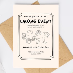 Könnte beinhalten: Eine cremefarbene Einladungskarte mit schwarzem Text und Illustrationen. Der Text lautet "YOU'RE INVITED TO THE... WRONG EVENT" und enthält Datum, Uhrzeit und Adresse. Die Karte liegt auf einem braunen Umschlag.