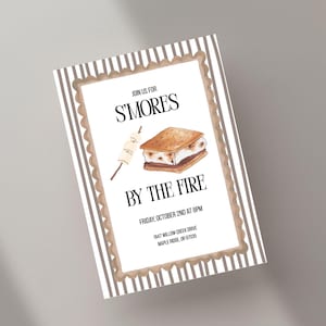 Könnte beinhalten: Eine rechteckige Einladungskarte mit braun-weiß gestreiftem Rand und gewelltem Rahmen. Sie zeigt eine S'more-Illustration und den Text: JOIN US FOR S'MORES BY THE FIRE, FRIDAY, OCTOBER 2ND AT 8PM, 1847 WILLOW CREEK DRIVE, MAPLE RIDGE, OR 97035.