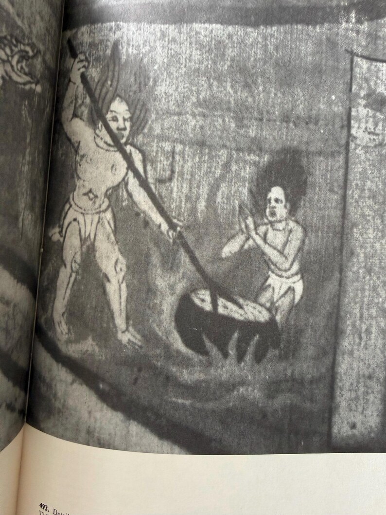Puede incluir: Ilustraci&oacute;n en blanco y negro que representa a dos figuras. Una figura, empu&ntilde;ando una larga p&eacute;rtiga, se encuentra sobre un caldero. La otra figura, con expresi&oacute;n de sorpresa, est&aacute; arrodillada cerca. La obra de arte parece ser de un antiguo manuscrito o mural.