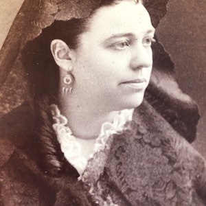 Antique Mourning CDV Carte de Viste Photo Black Lace Mantilla Black Lace Attire