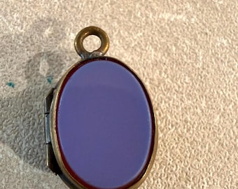 Medallón victoriano antiguo con cristal morado lavanda en ambos lados. Joyería vintage. Joyería victoriana.