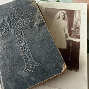 Antique German Prayer Book Thomas Von Kempen German Text AS IS Four Leaf Clovers Inside Bonus Communion Photo