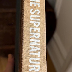 Puede incluir: Lomo de libro con el t&iacute;tulo "MAGIC AND THE SUPERNATURAL" en letras blancas sobre una cubierta de tela beige. Tambi&eacute;n es visible el nombre de la editorial, "SPRING BOOKS".