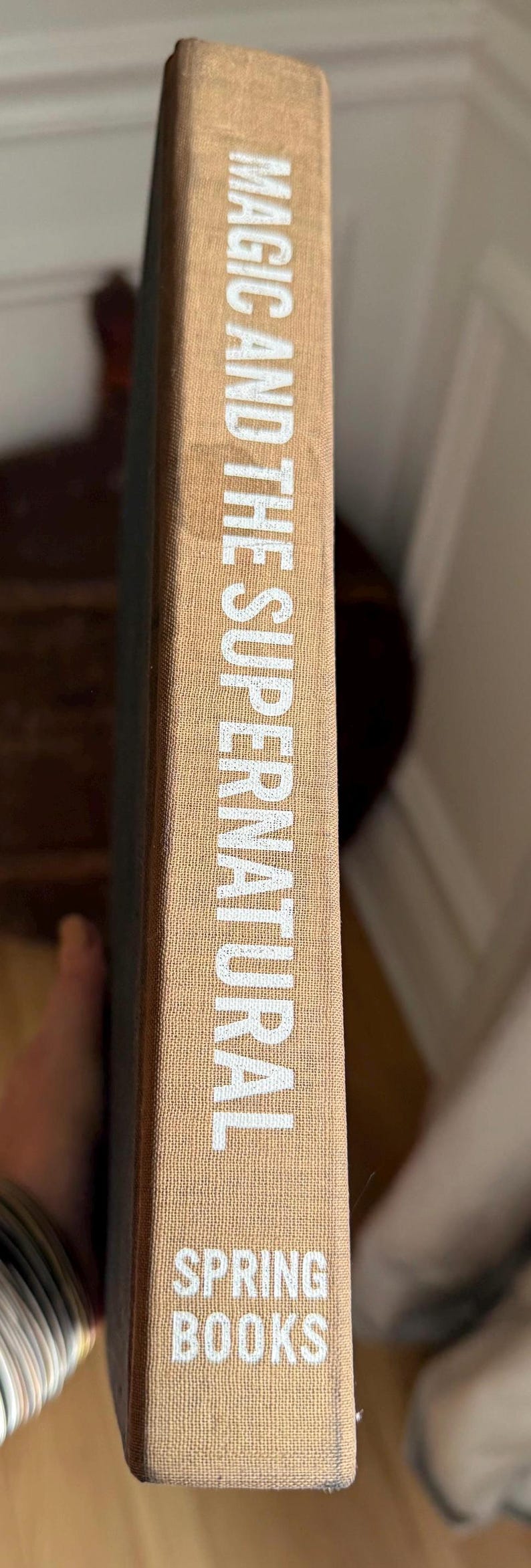 Puede incluir: Lomo de libro con el t&iacute;tulo "MAGIC AND THE SUPERNATURAL" en letras blancas sobre una cubierta de tela beige. Tambi&eacute;n es visible el nombre de la editorial, "SPRING BOOKS".